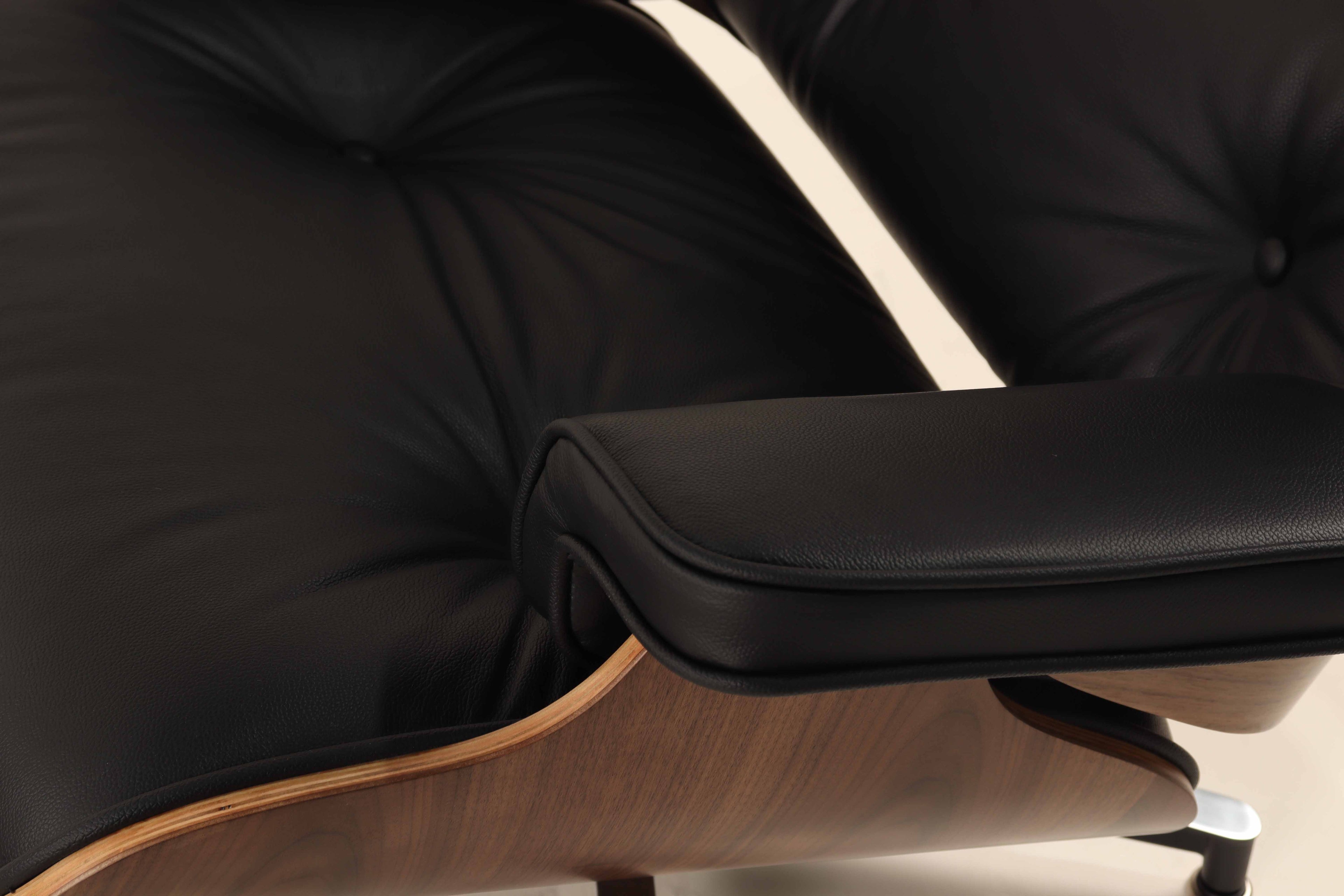  Lounge Chair: Cowhide leather material